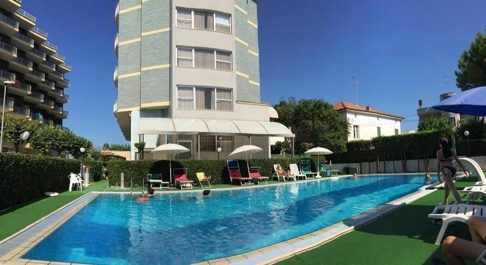 Hotel Boston Alba Adriatica Eksteriør billede