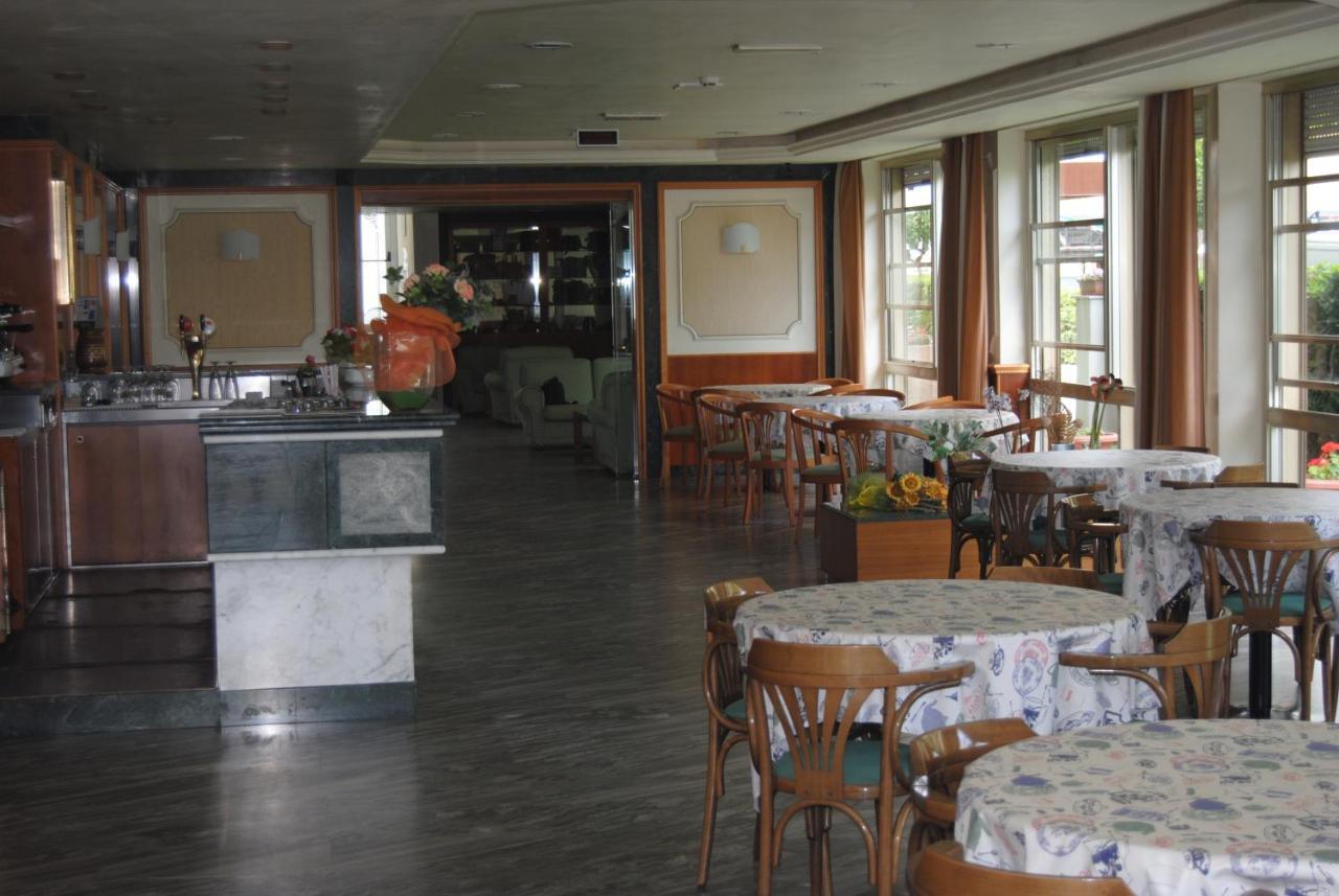 Hotel Boston Alba Adriatica Eksteriør billede